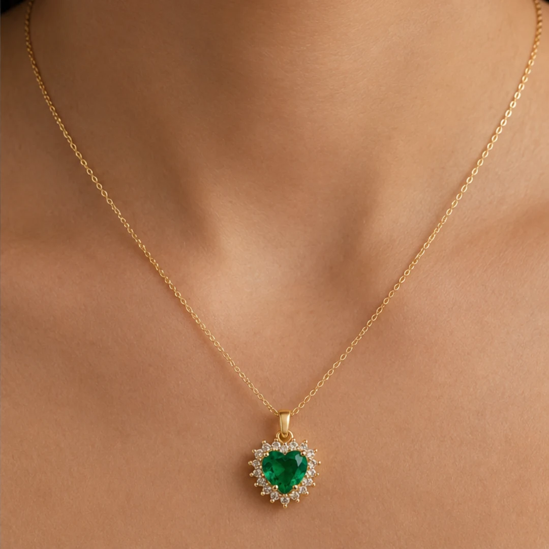 Collar de esmeralda en forma de corazón con engaste de diamantes